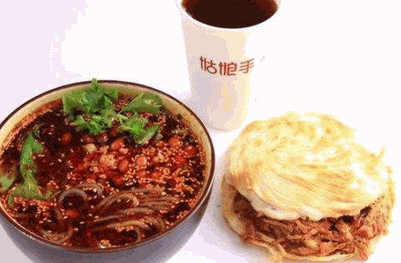 姑娘手肉夾饃
