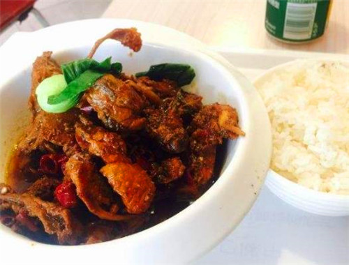 張成榮香辣雞架飯加盟