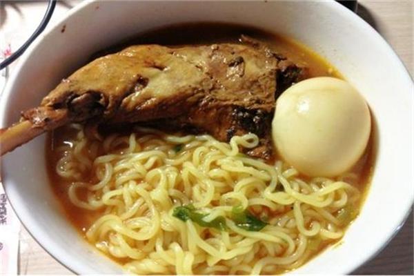 泡面煮播泡面小食堂