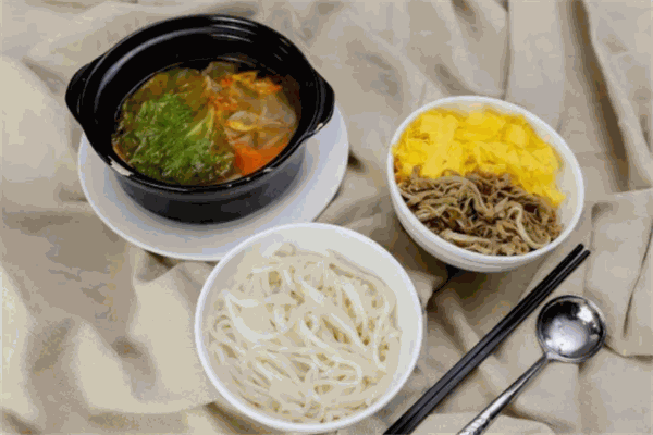 媽媽花甲米線