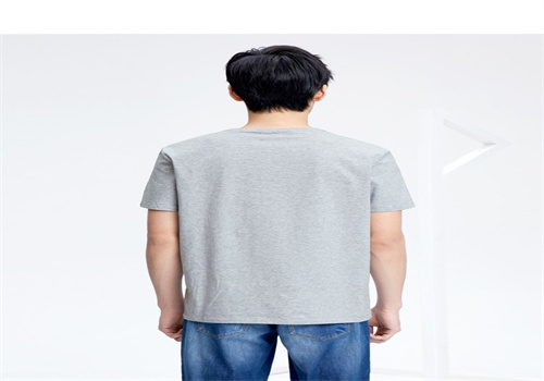 首家壹佰服飾加盟