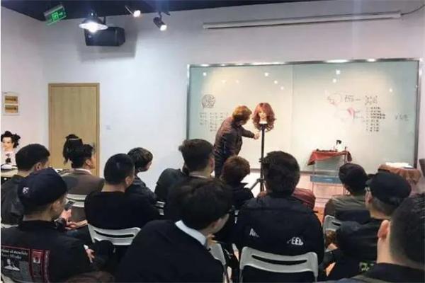 藝研傾城美發加盟