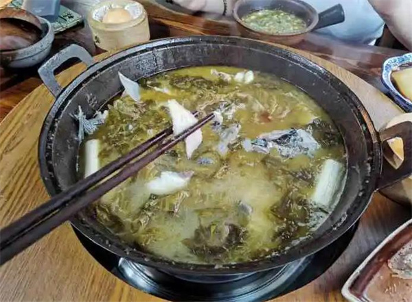 魚夫魚仔鵝卵石魚火鍋