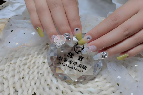 瞧享美甲美睫加盟