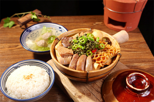 廣仔牛雜煲仔飯加盟