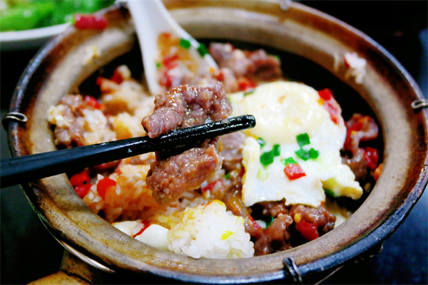 廣仔牛雜煲仔飯加盟