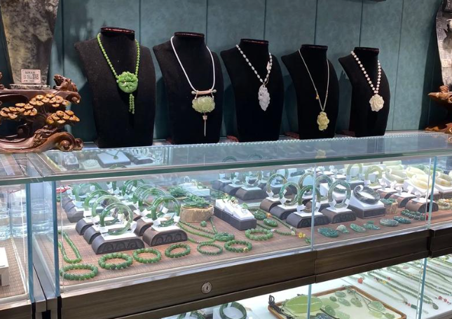 上海開個(gè)翡翠店要投資多少店鋪？上海開翡翠店的投資全解析