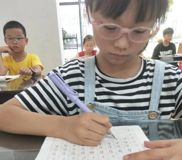 上海開上海寫字培訓班店要多少錢？成本解析與運營策略